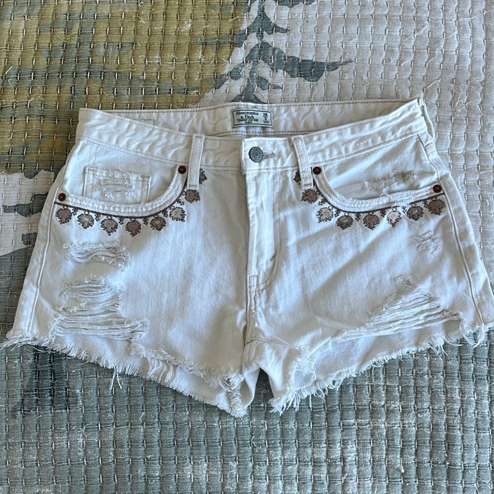 NWT Abercrombie & Fitch low rise Jean shorts size 26